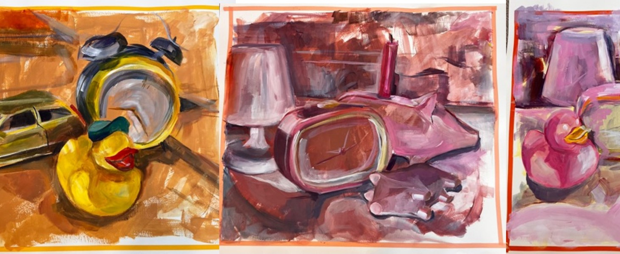 Foto: Drei farbintensive Acryl-Stillleben zeigen Alltagsgegenstände wie Wecker, Gummi-Ente und Becher in expressiver Malweise.