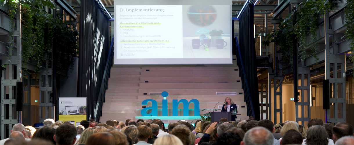 Foto vom 18. September 2025 von der Fachtagung „KI als Standortfaktor – wichtiger Austausch zwischen Wirtschaft, Wissenschaft und Bildung“ in Heilbronn: Auf dem Foto ist Frau Anja Schneider-Heer, Abteilungsleiterin im ZSL bei ihrem Vortrag zu sehen.