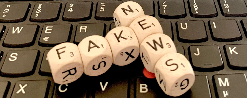 Symbolbild für Fake News (Foto: Buchstabenwürfel liegen auf einer Computertastatur. Sie formen die Wörter Fake News.)