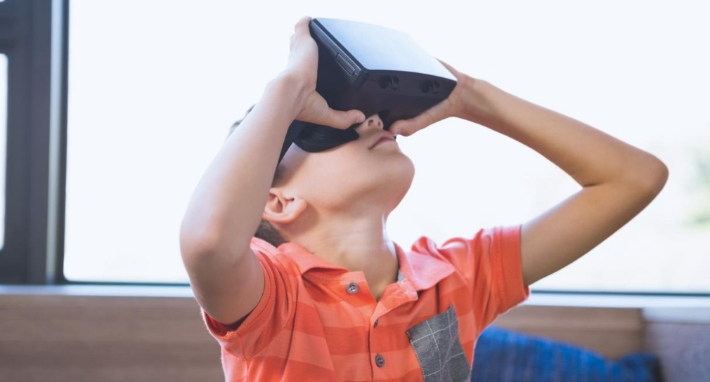 Foto: Junge (Kind) mit 3D-Brille