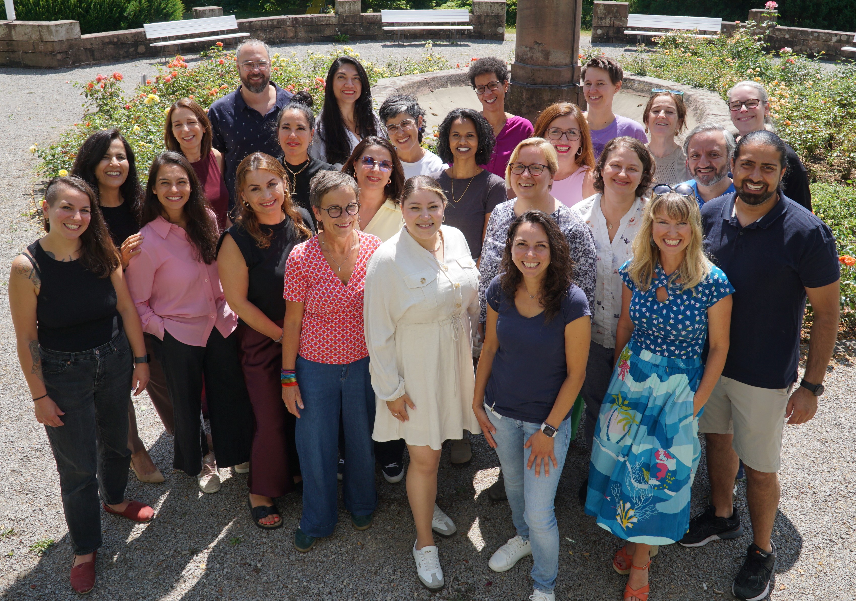 Foto: Abgebildet sind lachende Kolleginnen und Kollegen von NikLAS