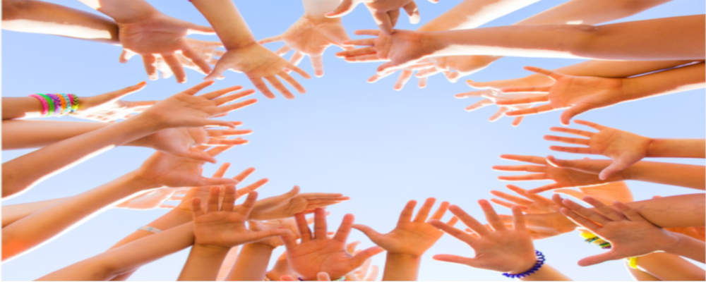 Symbolbild Angebote für Schülerinnen und Schüler sowie Erziehungsberechtigte: Viele ausgestreckte Hände bilden einen Kreis vor blauem Himmel.