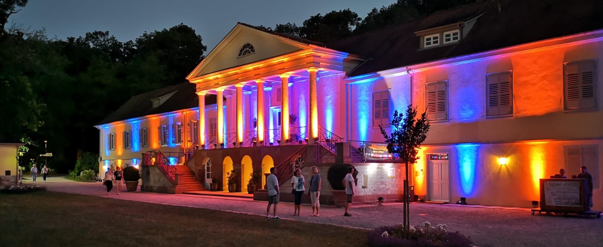 Foto: Blick auf die Fassade von Schloss Rotenfels bei Nacht mit einer Lichtinstallation
