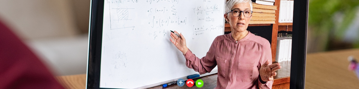 Foto: Kind schaut Erklärvideo am Tablet an