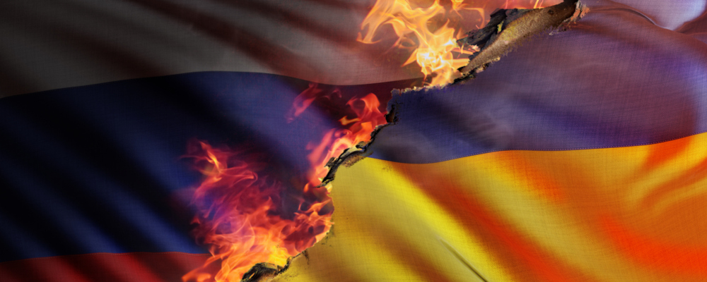 Symbolbild: Konflikt Russland - Ukraine (Grafik: Russische und Ukrainische Flagge, zwischen denen ein brennender Riss besteht)