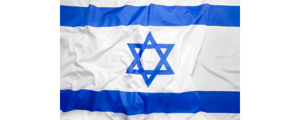 Bild: Flagge von Israel (Flagge: zentral platzierter blauer Davidstern zwischen zwei waagerechten blauen Streifen auf weißem Grund; der Stoff der abgebildeten Flagge wirft ein paar Falten.)