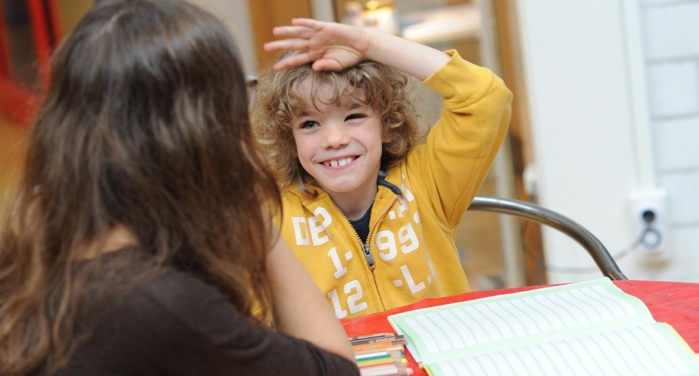 Foto: Junge bei Sonderpädagogischer Diagnostik