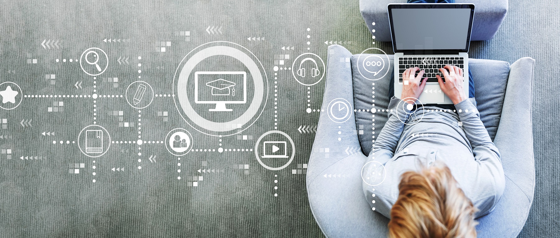 Aufnahme von oben: Eine junge Frau auf einem hellblauen Sessel sitzend, tippt auf einem Lapptop. Links daneben sind weiße Symbole zu sehen.