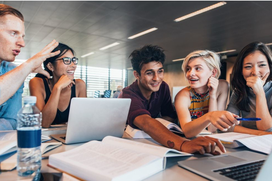 Link zur ZSL-Seite „BNE-Modellschulprojekt“, Symbolbild: Lehrkräfte arbeiten zusammen (Foto zeigt sechs Lehrkräfte, die an Laptops arbeiten und miteinander diskutieren)