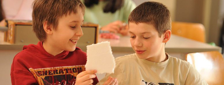Foto: Zwei Schüler experimentieren im Sachunterricht