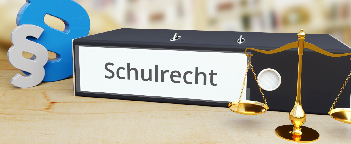 Link zur Aktuelles-Meldung: Neuer Podcast: Schulrecht einfach erklärt (Bild: Auf einem Tisch liegt ein Aktenordner mit der Aufschrift Schulrecht. Links davon stehen ein graues und ein blaues Paragraphenzeichen. Das blaue ist nur halb zu sehen. Rechterhand steht vor dem Ordner eine güldene Waage. Die Waage und die Paragraphenzeichen versinnbildlichen das Thema Recht.)