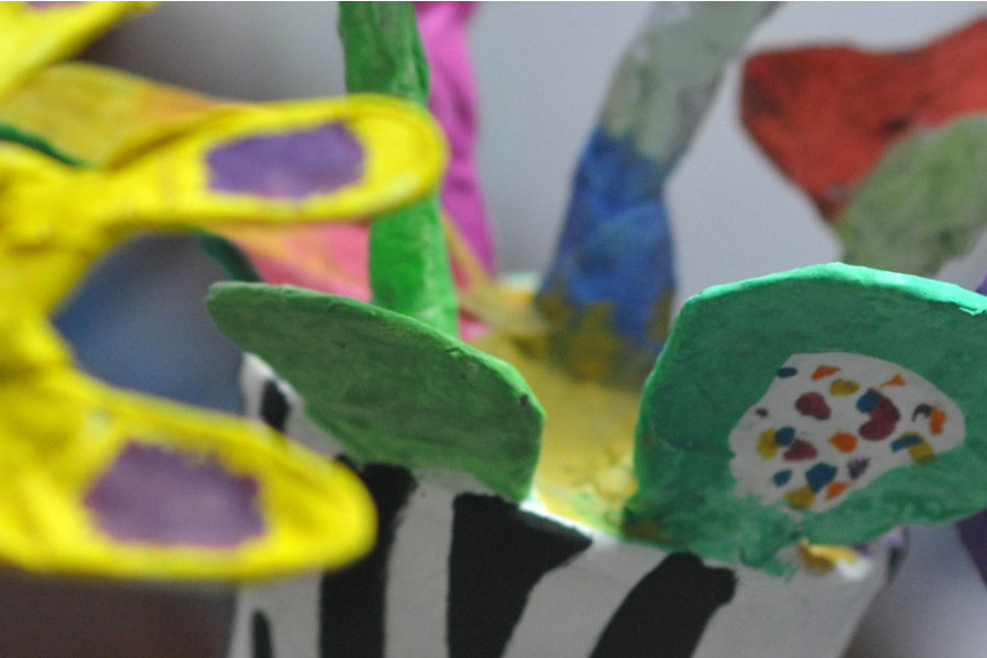 Link zur ZSL-Seite „Bildende Kunst“; Foto: Bunte Pappmaché-Blumen