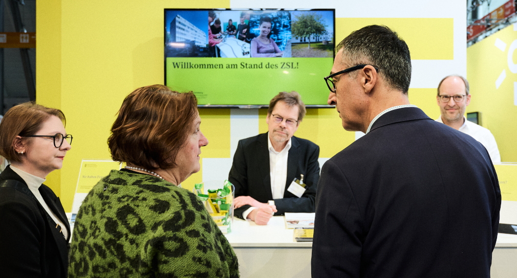 Fotografie: Sandra Boser, Theresa Schopper und Cem Özedmir am ZSL-Stand 