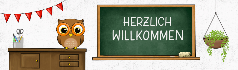 Willkommen Klassenkurs (Zeichnung: Links befindet sich eine braune Kommode. Auf dieser steht links ein Stifteköcher mit Schere und Stift. Rechts sitzt auf ihr eine Eule mit Brille. Über der Kommode hängt ein Seil mit roten Dreiecksfähnlein. In der Mitte ist eine Schultafel aufgehängt. Auf ihr steht mit Kreide in Großbuchstaben: Herzlich willkommen. Rechts hängt eine Pflanzenampel mit einer Grünpflanze.)