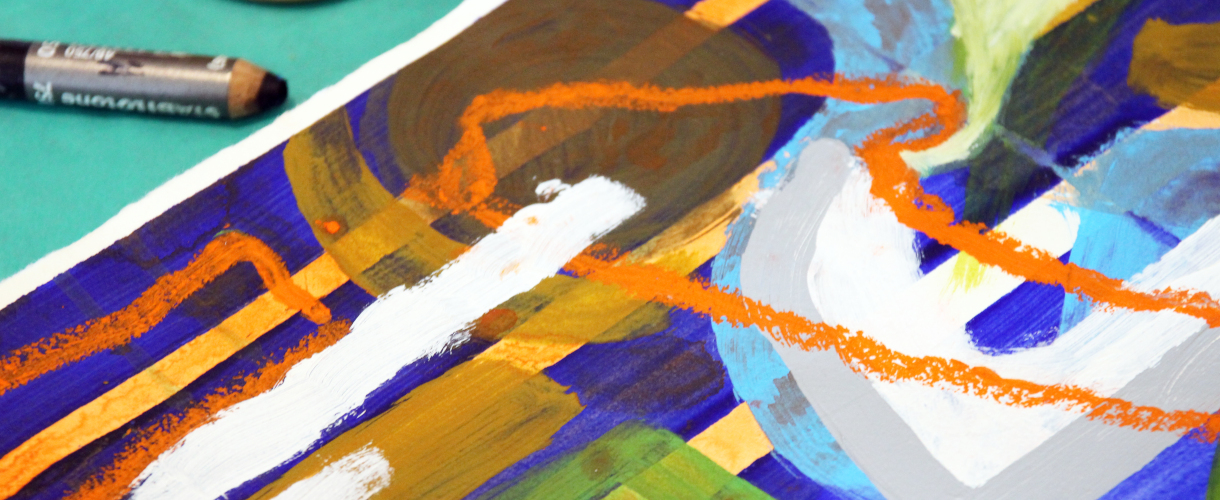 Foto: Nahaufnahme eines abstrakten Gemäldes mit kräftigen Farben und dynamischen Pinselstrichen in Orange, Blau, Weiß und Braun – daneben liegt ein Ölkreidestift.