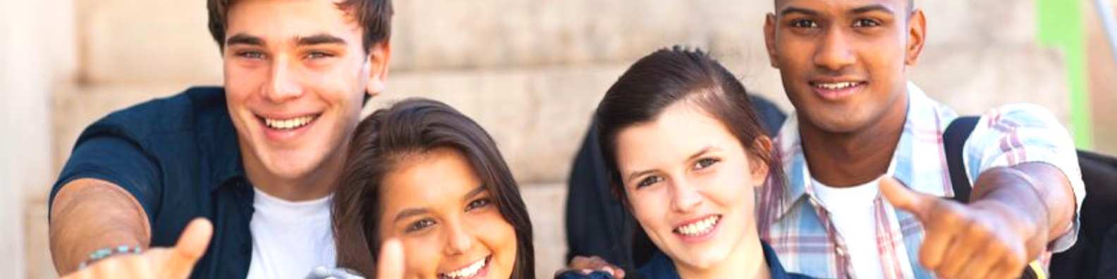 Foto: vier Jugendliche, die Daumen hoch zeigen