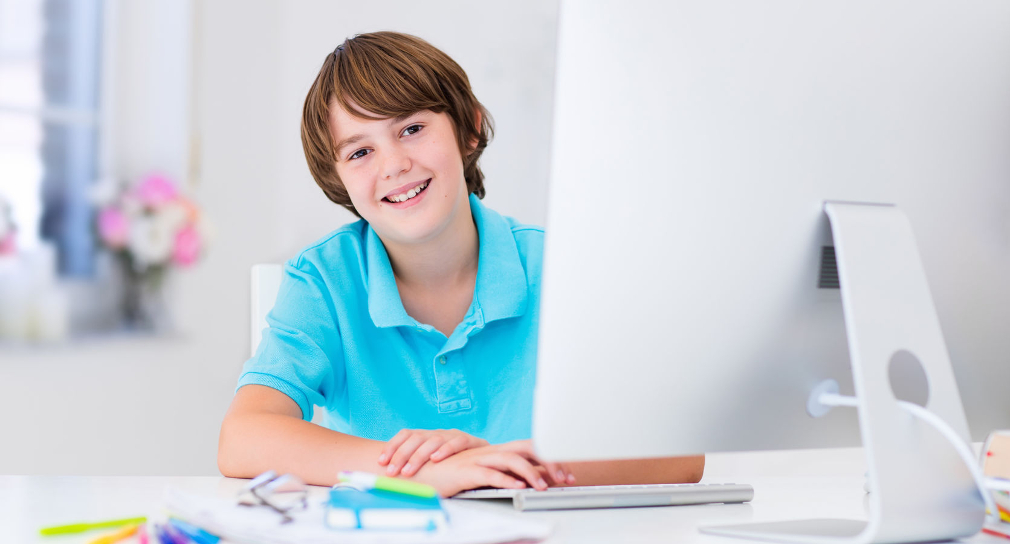 Link zur Seite Fernunterricht (Foto: Schüler am Schreibtisch mit PC)