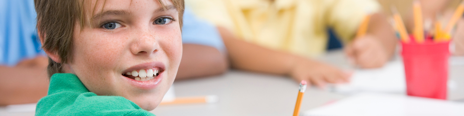 Foto: Junge im Unterricht