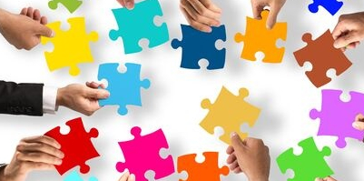 Hände geben Puzzleteile