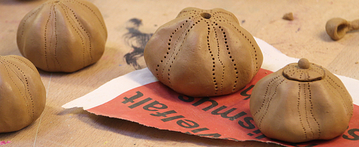 Foto: Aus Tonkugeln wurden Objekte mit Einkerbungen geformt.