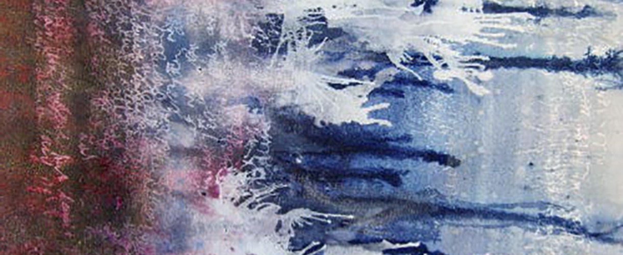 Foto: abstraktes Aquarellbild mit zufällig verlaufenden Farbflächen in Blau, Weiß und Rot sowie unregelmäßigen Strukturen und Mustern