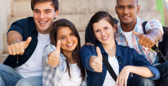 Foto: vier Jugendliche, die Daumen hoch zeigen