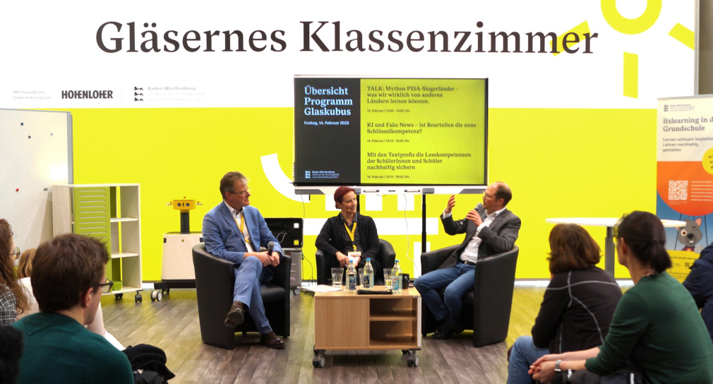 Fotografie: Blick in das gut besuchte Gläserne Klassenzimmer, Podiumsdiskussion mit Prof. Dr. Riecke-Baulecke