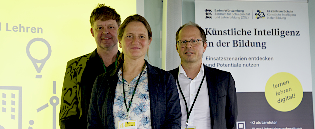 Foto vom 29. Juli 2025, Fachtag „Selbstregulation – zentrale Voraussetzung für erfolgreiches Lernen und Lehren“ am KI Zentrum Schule in Heilbronn: Vor einer PowerPoint-Präsentation links und einem Plakat mit der Aufschrift „Künstliche Intelligenz in der Bildung stehen von links nach rechts: Prof. Dr. Peter Gerjets, Prof. Dr. Caterina Gawrilow, Prof. Dr. Ulrich Trautwein.