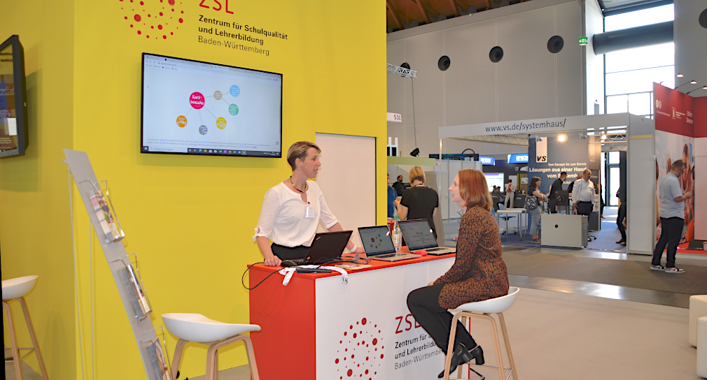 Foto: Sonja Brenner (ZSL) im Gespräch mit Sandra Boser, Staatssekretärin im KM BW