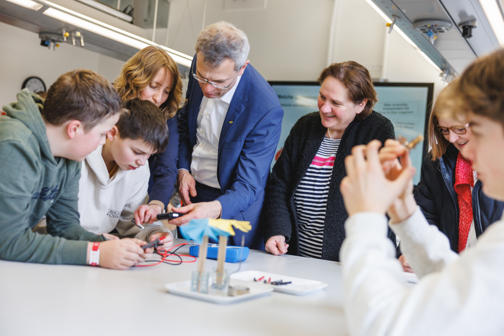 Foto: Theresa Schopper und Schüler der Realschule Eberbach im Laborkurs