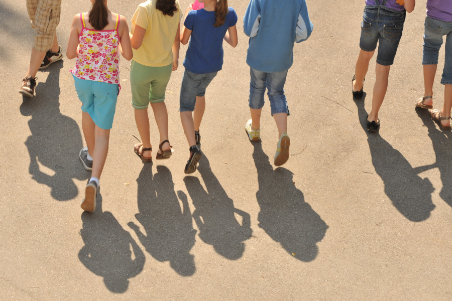 Link zur Seite Bildungsangebote am Sonderpädagogischen Bildungs- und Beratungszentrum (Foto: Kinderbeine und Schatten der Kinder)