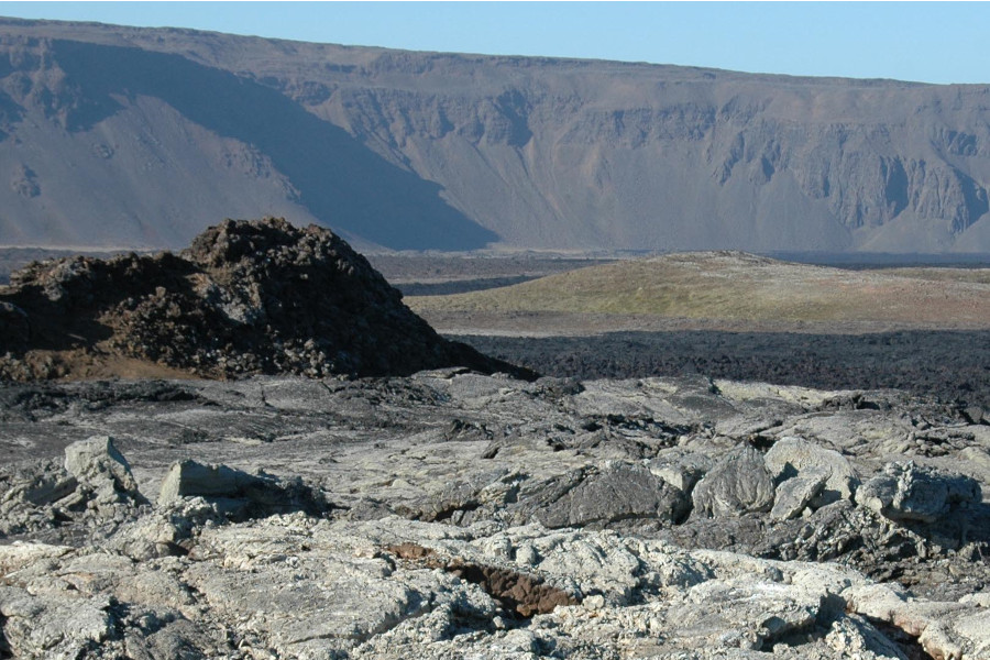 Link zur ZSL-Seite „Geographie“; Foto: Eine vulkanische Landschaft mit Bergen ist abgebildet.