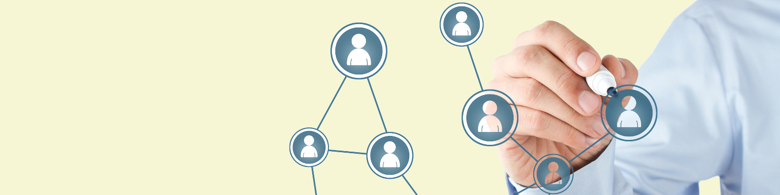 Foto: Person erstellt Team-Organigramm