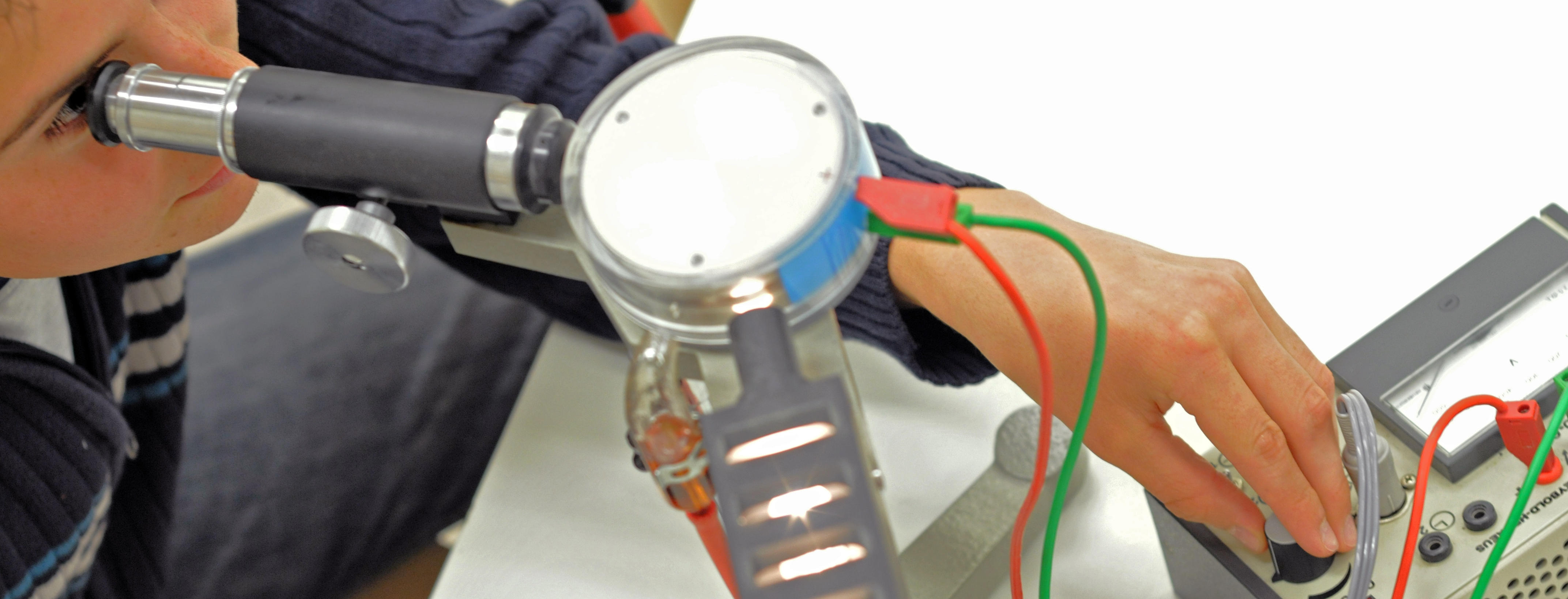 Foto: Ein Schüler eperimentiert im Physikunterricht.