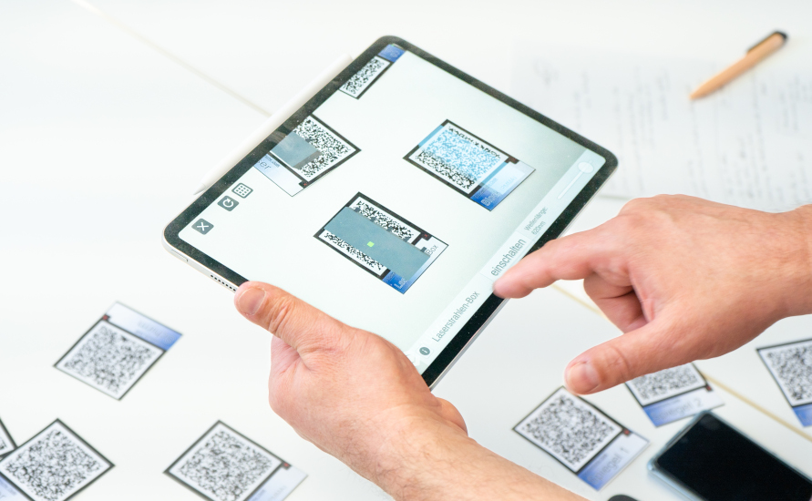 QR-Codes werden mit einem Tablet abgescannt