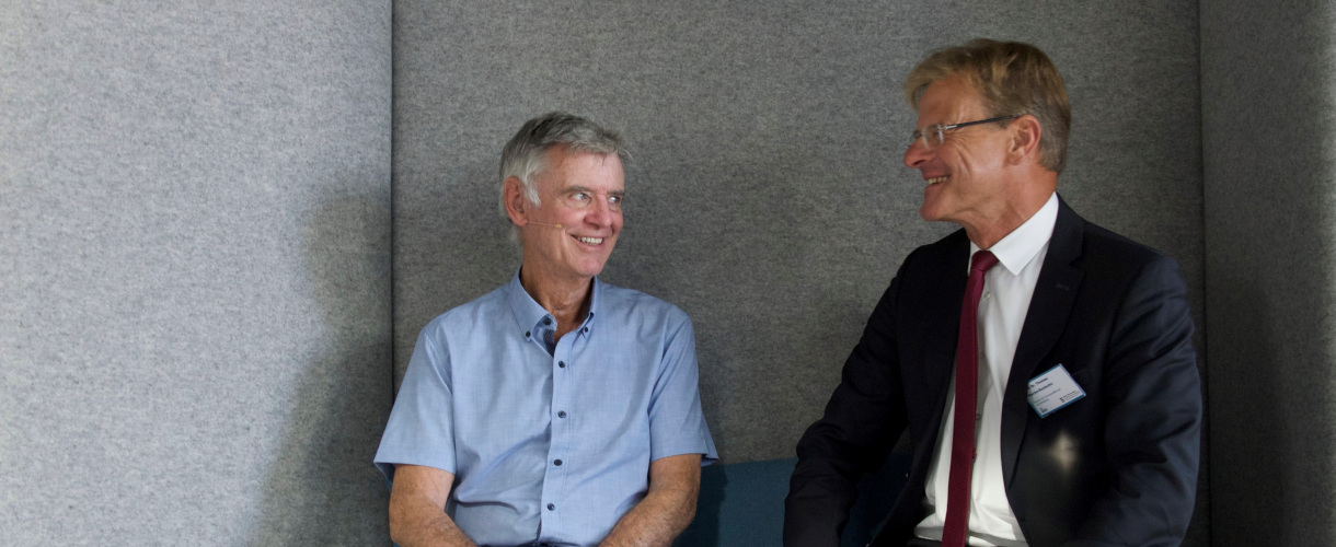 Foto vom 18. September 2025 von der Fachtagung „KI als Standortfaktor – wichtiger Austausch zwischen Wirtschaft, Wissenschaft und Bildung“ in Heilbronn: Auf dem Foto sind Prof. Dr. John Hattie und Prof. Dr. Thomas Riecke-Baulecke, Präsident des ZSL im Austausch zu sehen.