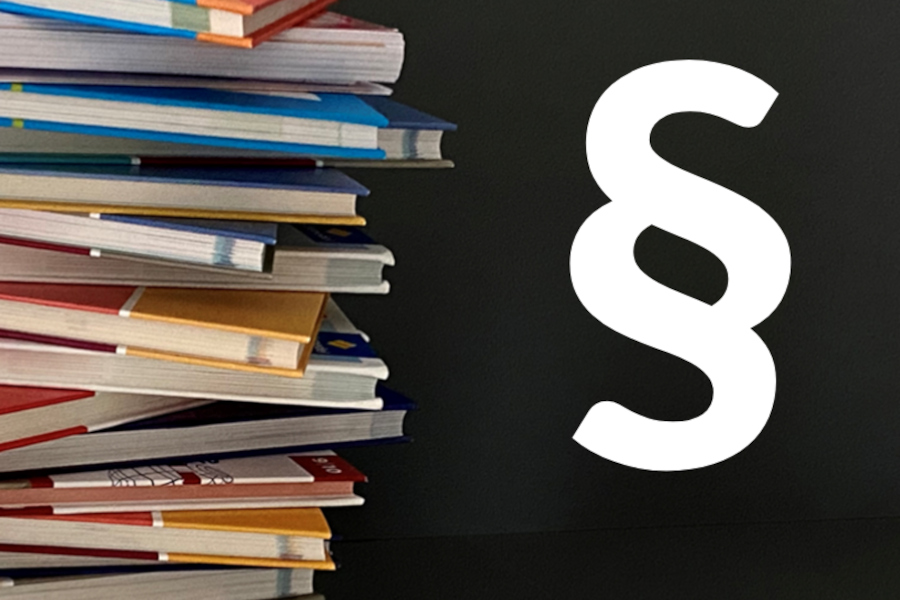 Link zur ZSL-Seite Schulbuchzulassung: Rechtliche Grundlagen (Foto: Bücherstapel, daneben Paragraphenzeichen)