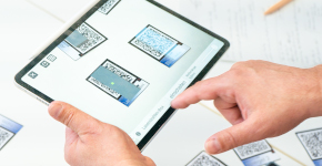 Link zur ZSL-Seite Augmented Reality (Foto: QR-Codes werden mit einem Tablet abgescannt; sichtbar sind zwei Hände, ein Tablet und Codes)