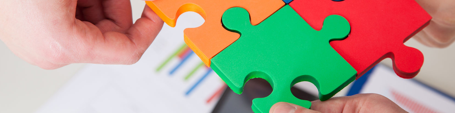Foto: Hände fügen gemeinsam ein Puzzle zusammen (Symbolbild: Schulentwicklung)