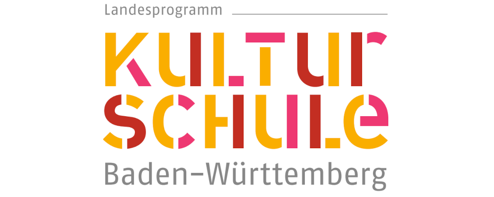 Logo des Landesprogramms Kulturschule (Grafik: Oben steht in grauer Schrift linksbündig das Wort Landesprogramm, gefolgt von einem grauen Querstrich. Darunter steht in zwei Zeilen in großen Buchstaben KULTUR und SCHULE. Die Buchstaben setzen sich aus Strichen in drei Farben (orange, pink und dunkelrot) zusammen. Darunter steht in mittelgroßer grauer Schrift „Baden-Württemberg“.)