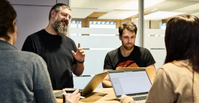 Link zur ZSL-Seite Fortbildung (Foto: Gruppe von drei jungen Menschen, die einem Fortbildner zuhört)