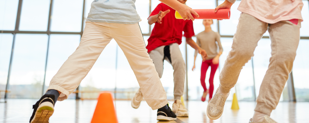 Foto: Schülerinnen und Schüler beim Staffelllauf in der Sporthalle