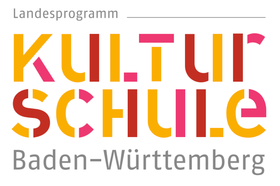 Link zur ZSL-Seite „Landesprogramm Kulturschule“; Logo des Landesprogramms Kulturschule (Grafik: Oben steht in grauer Schrift linksbündig das Wort Landesprogramm, gefolgt von einem grauen Querstrich. Darunter steht in zwei Zeilen in großen Buchstaben KULTUR und SCHULE. Die Buchstaben setzen sich aus Strichen in drei Farben (orange, pink und dunkelrot) zusammen. Darunter steht in mittelgroßer grauer Schrift „Baden-Württemberg“.)