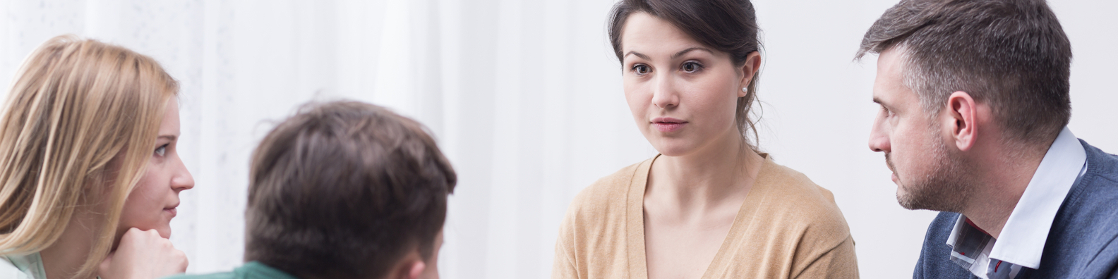 Foto: Psychologische Schulberaterin im Gespräch mit Lehrkräften