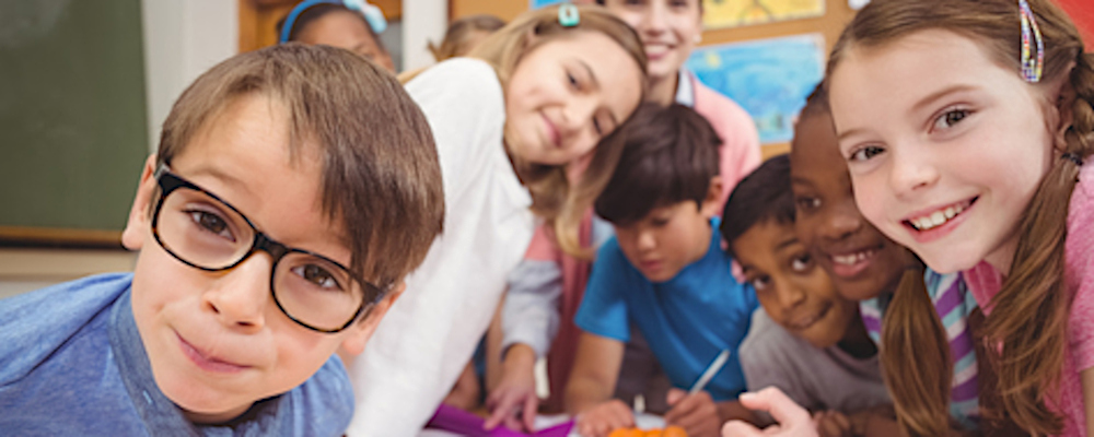 Symbolbild für Schulpsychologie: Soziale und emotionale Kompetenzen fördern (Foto: neugierige Jungen und Mädchen in der Grundschule)