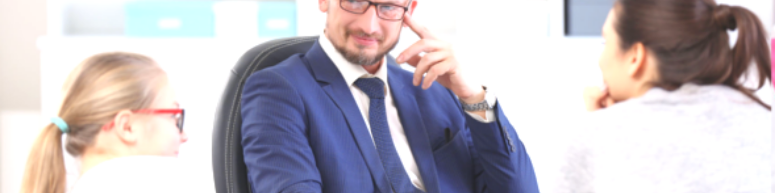 Foto: Schulpsychologe im Gespräch mit Schülerin und Mutter