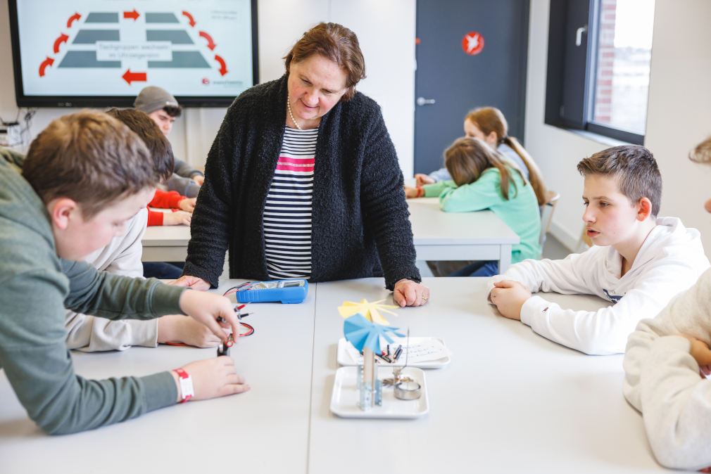 Foto: Theresa Schopper und Schüler der Realschule Eberbach im Laborkurs