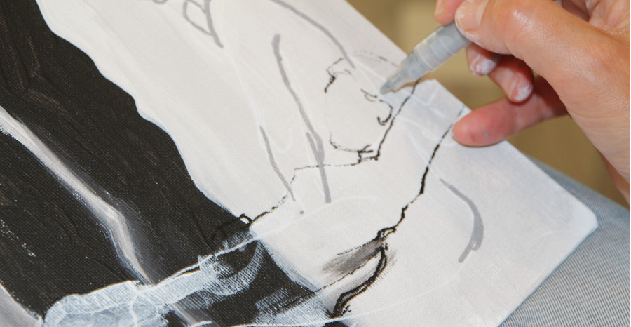 Link zur ZSL-Seite „Kurse für Erwachsene“; Foto von einer mit Filzstift zeichnenden Hand auf einem schwarz-weiß gemalten Bild.
