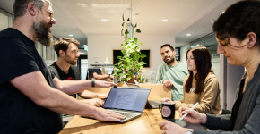 Arbeitsgruppe von fünf erwachsenen Personen mit Laptop