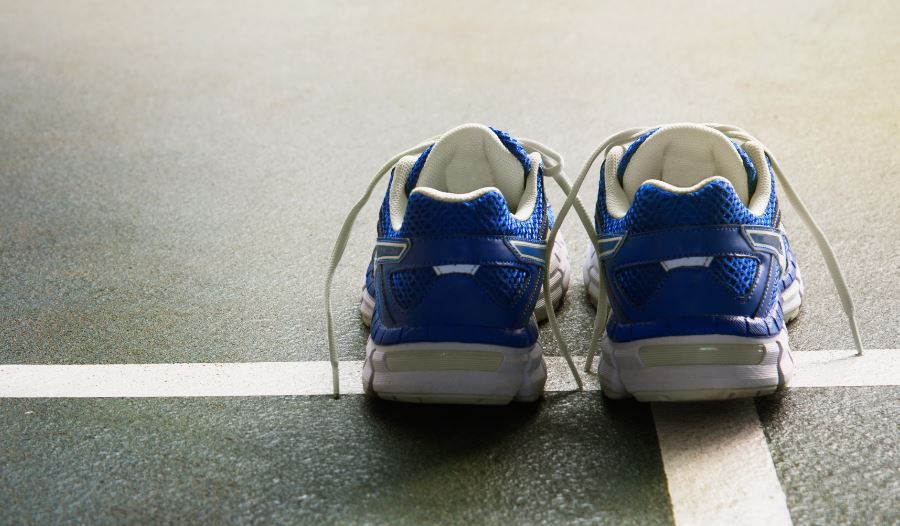 Foto: Sportschuhe auf Hallenboden